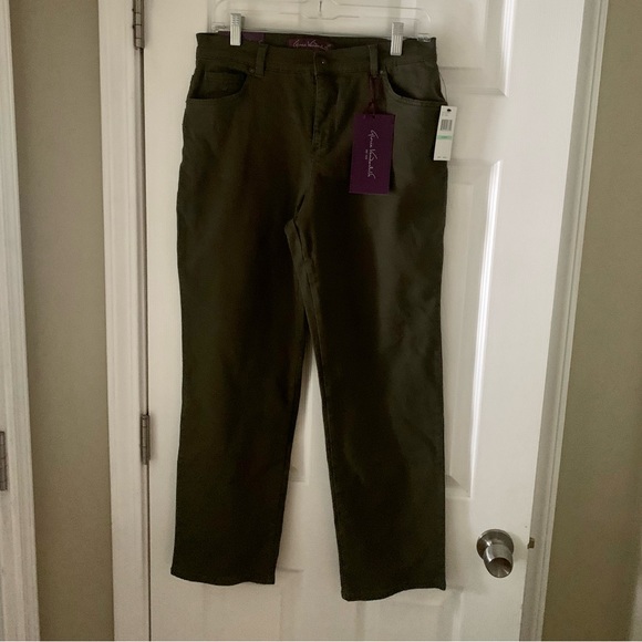 Gloria Vanderbit Woman Jeans Amanda
Classic Fit Tapered Dark Blue & Fern Size 8 - Picture 6 of 8